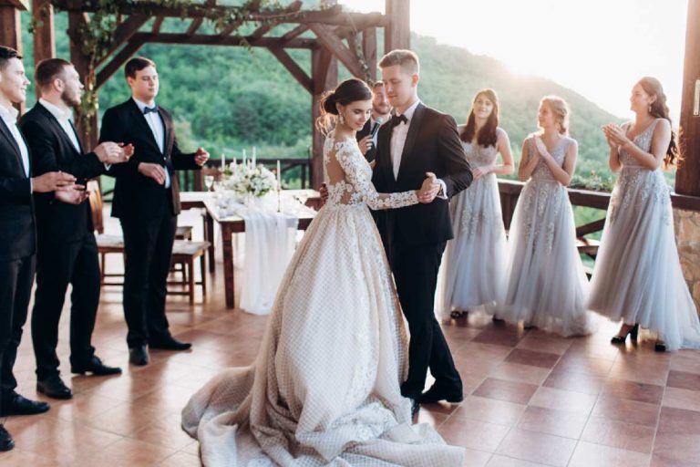 How to Avoid the Otherwise Inevitable Lull on Your Wedding Day