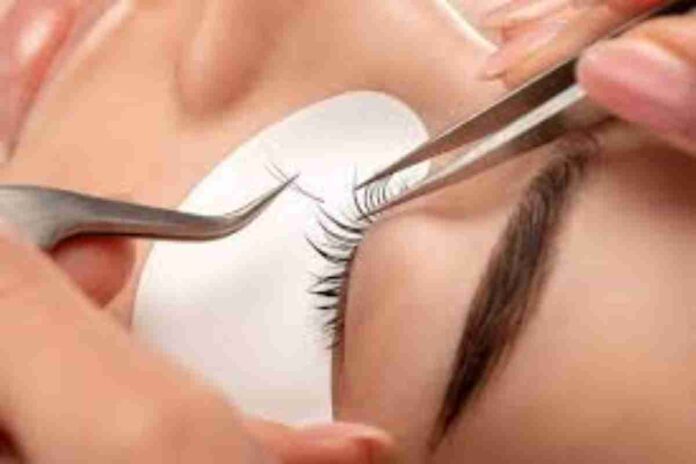 The Fine Art of Lash Glue Removal (1)